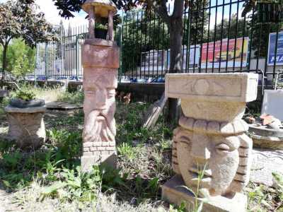 L�altro � il villaggio di pietra di Jerry de Florio, in via Cotugno, l� dove fanno bella mostra di s� statue, trulli, animali, rovine romane, capitelli, casse armoniche e persino una spada nella roccia